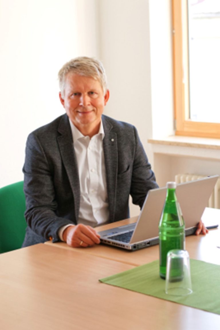 Ulrich Lübbing <i class="fa fa-question-circle-o luebbing" aria-hidden="true" style="cursor:pointer;"></i>